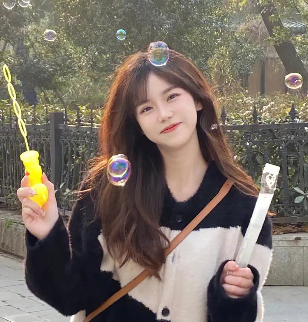 玻璃橱窗中的姑娘